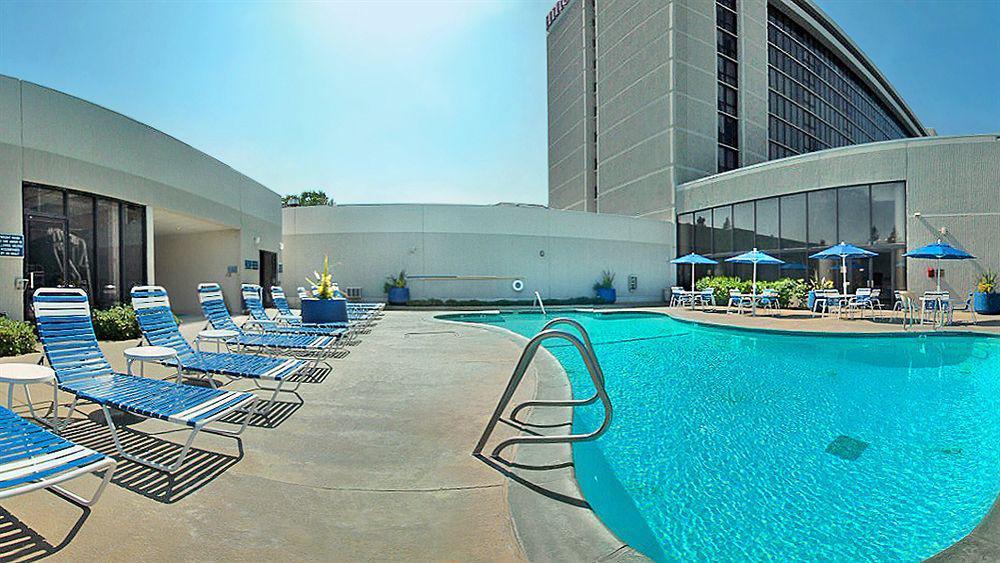 Отель Hilton Sacramento Arden West Экстерьер фото
