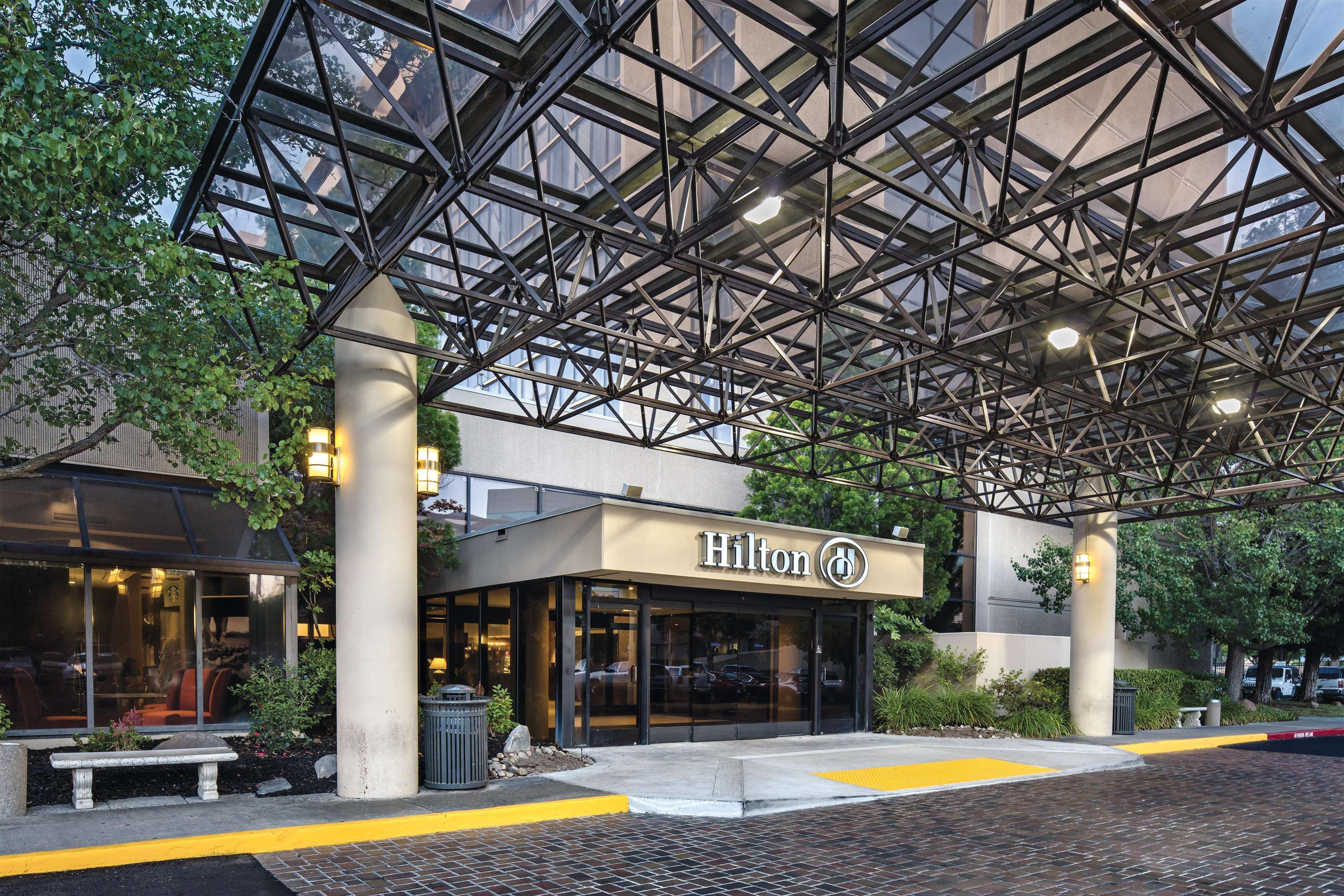Отель Hilton Sacramento Arden West Экстерьер фото