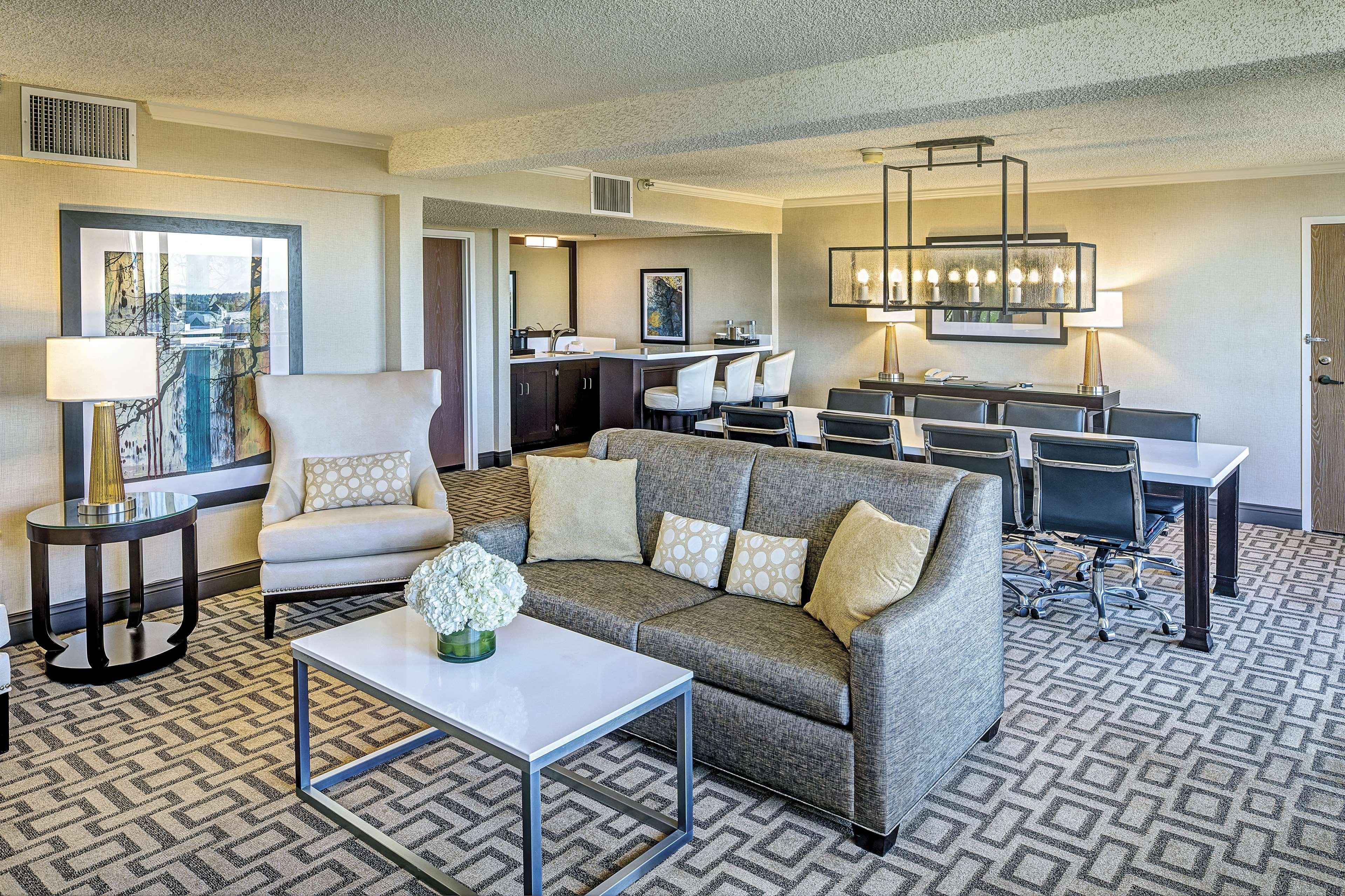 Отель Hilton Sacramento Arden West Экстерьер фото