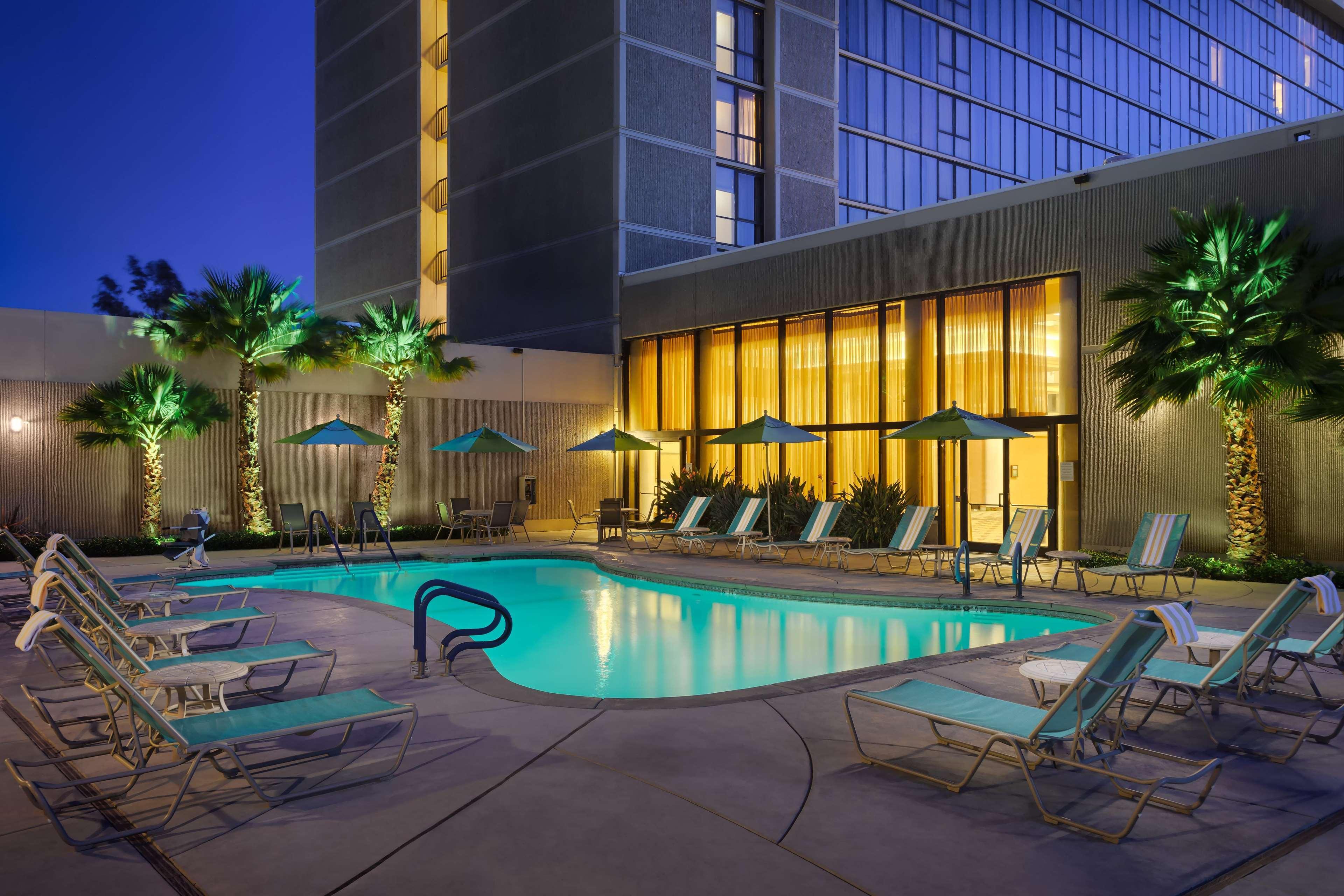 Отель Hilton Sacramento Arden West Экстерьер фото