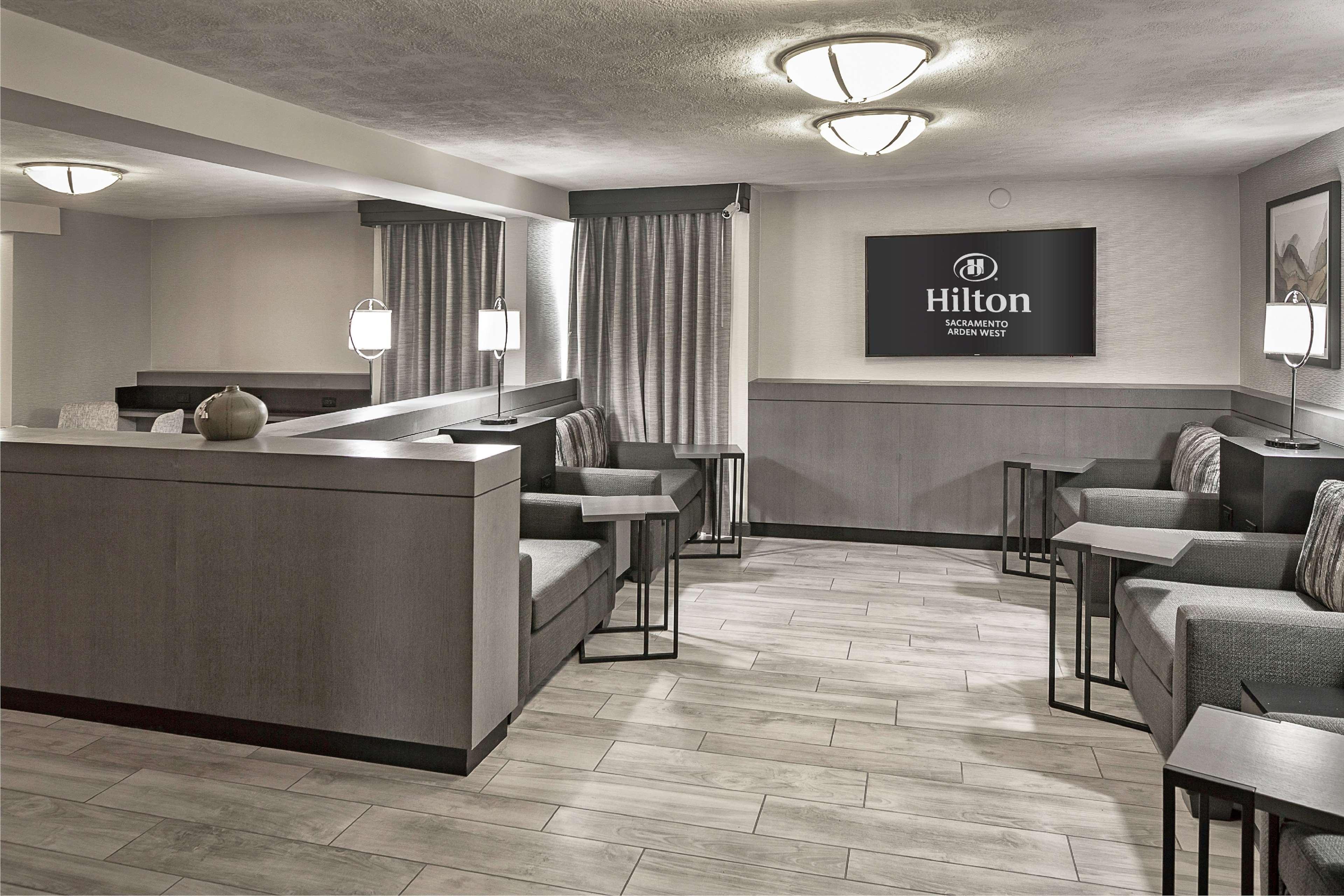 Отель Hilton Sacramento Arden West Экстерьер фото