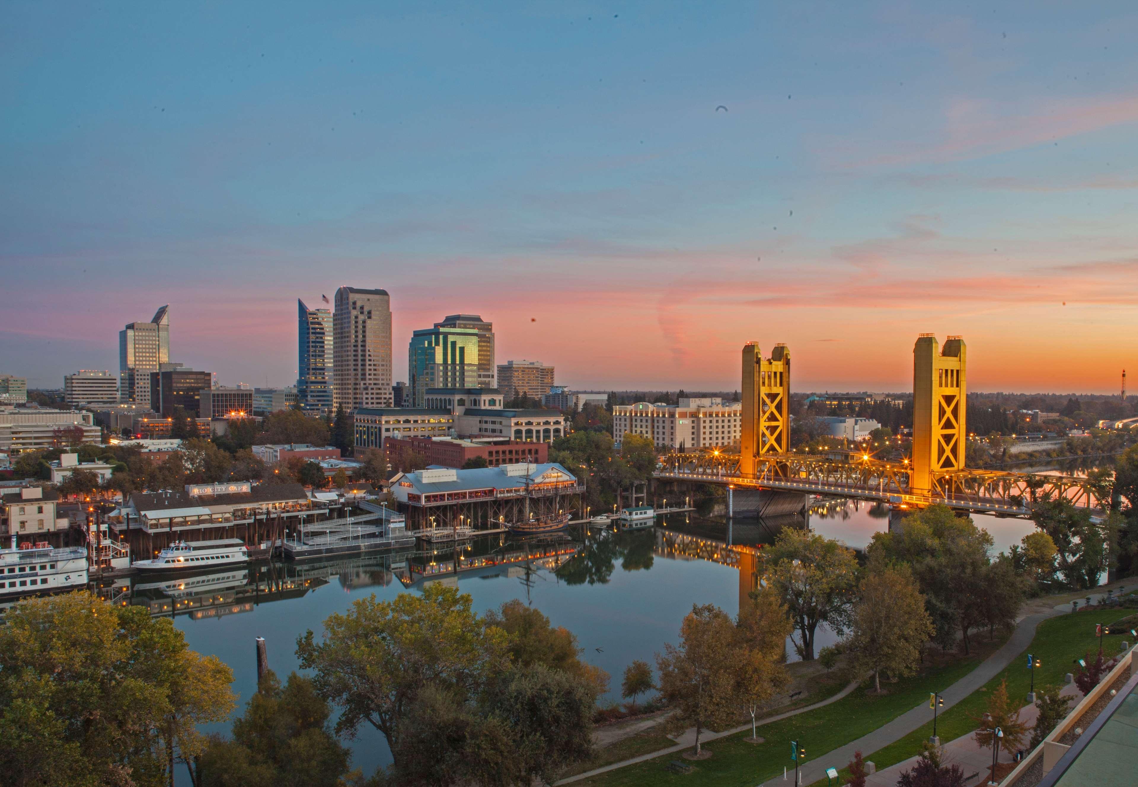 Отель Hilton Sacramento Arden West Экстерьер фото
