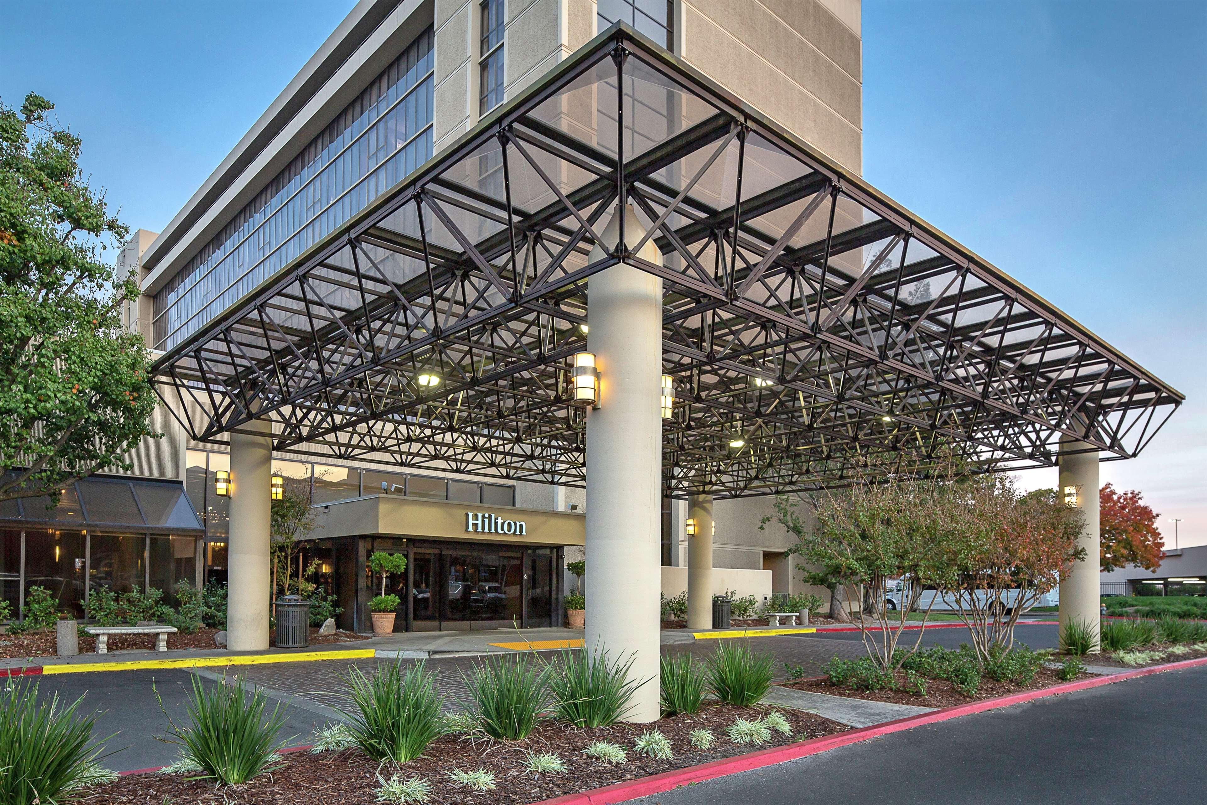 Отель Hilton Sacramento Arden West Экстерьер фото