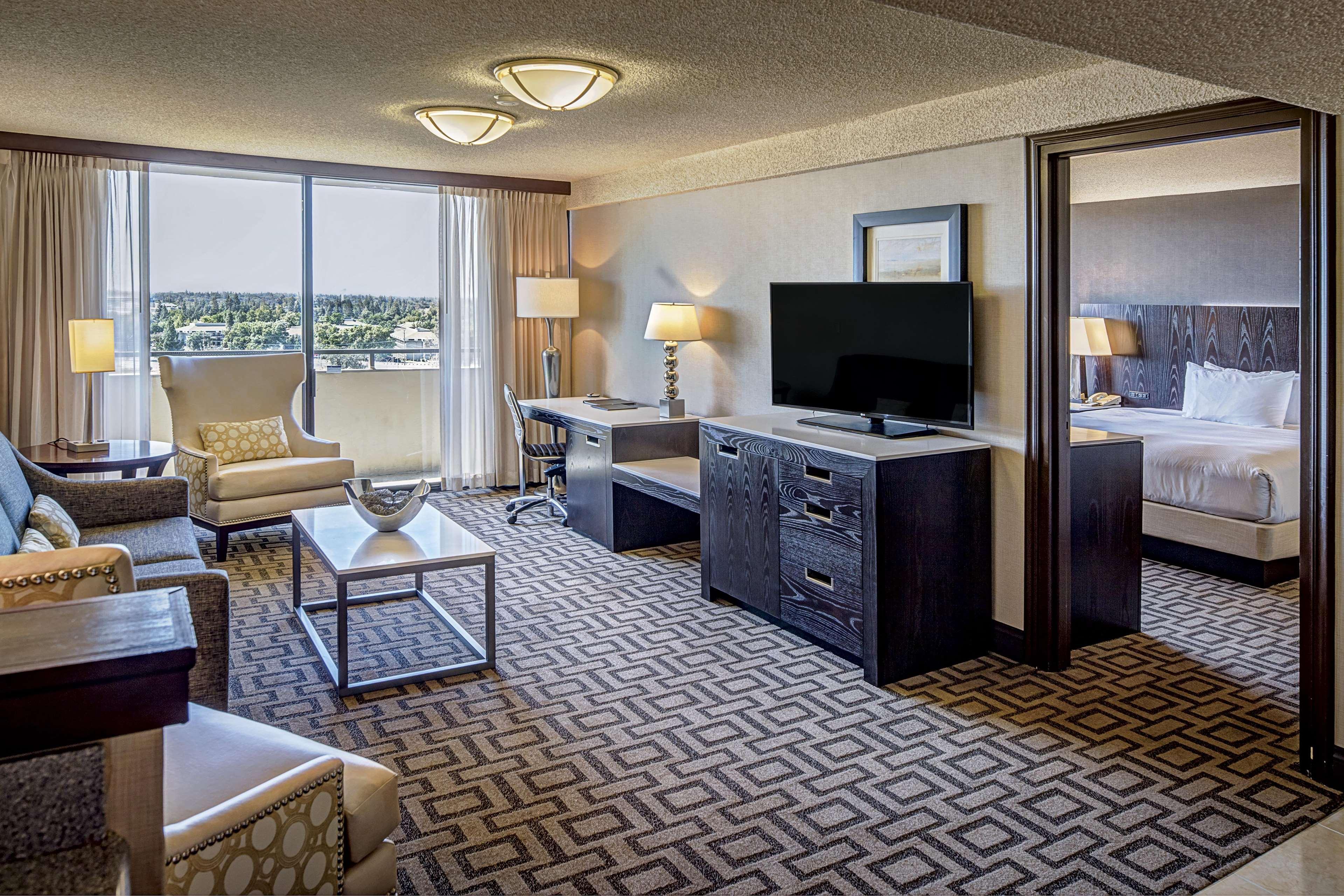 Отель Hilton Sacramento Arden West Экстерьер фото