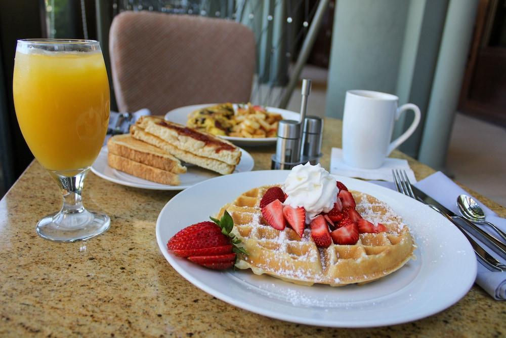 Отель Hilton Sacramento Arden West Экстерьер фото