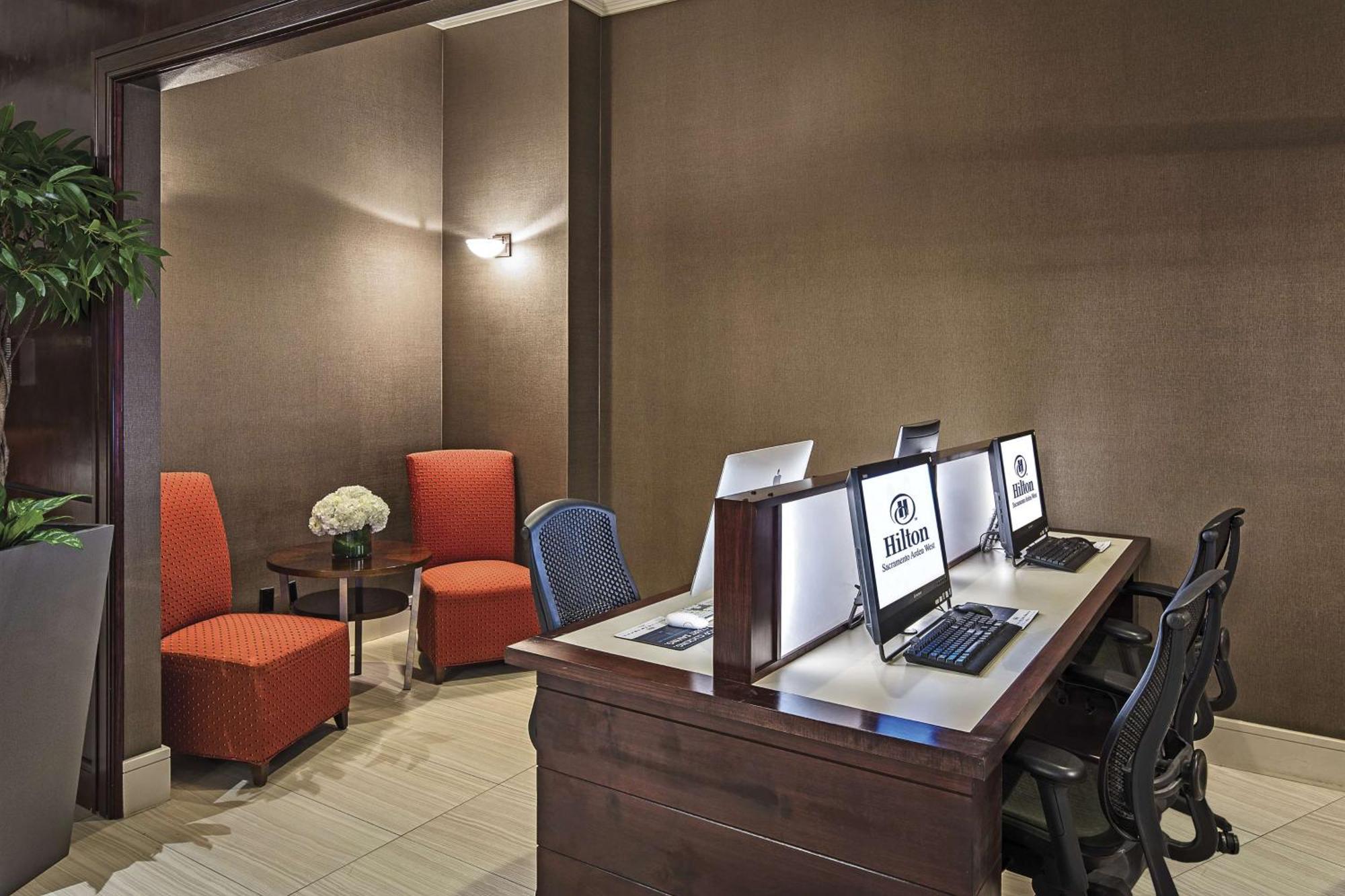 Отель Hilton Sacramento Arden West Экстерьер фото