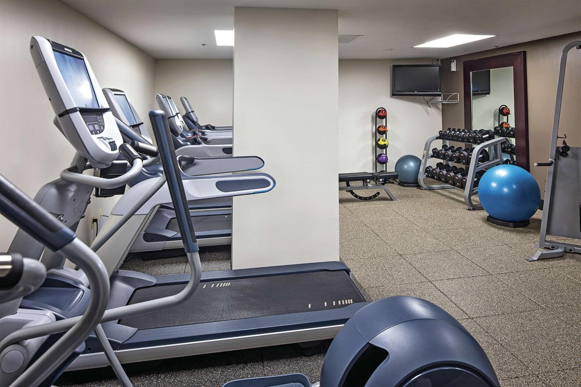 Отель Hilton Sacramento Arden West Экстерьер фото