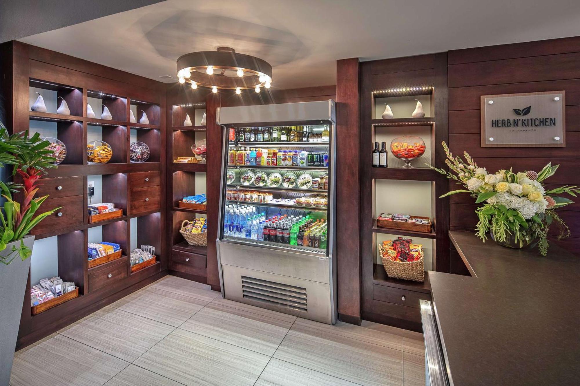 Отель Hilton Sacramento Arden West Экстерьер фото