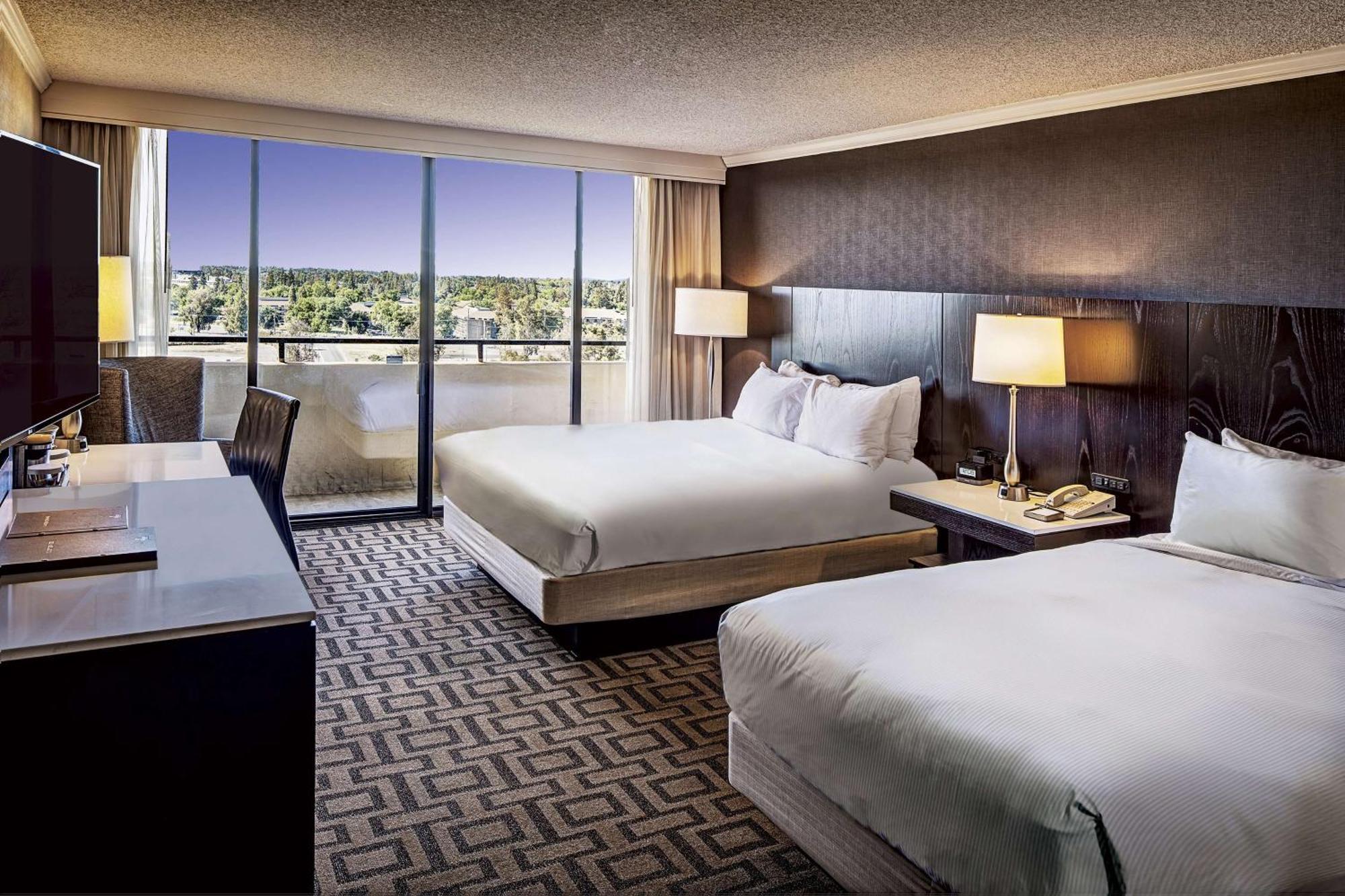 Отель Hilton Sacramento Arden West Экстерьер фото
