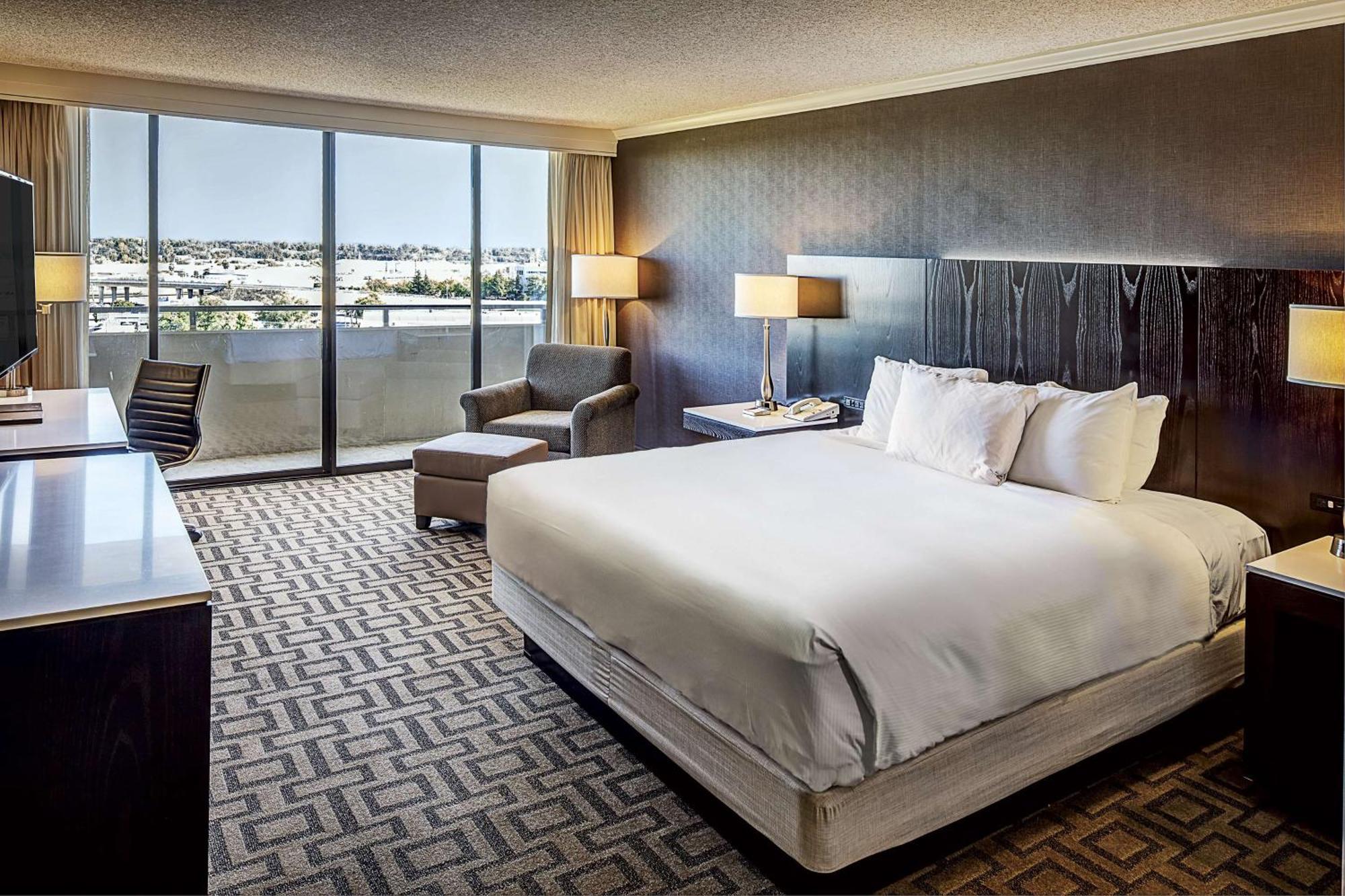 Отель Hilton Sacramento Arden West Экстерьер фото
