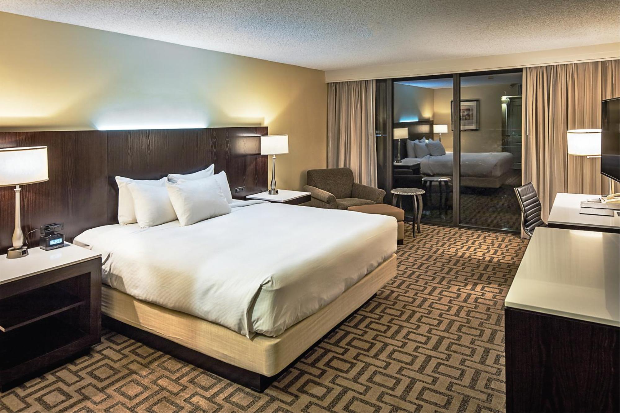Отель Hilton Sacramento Arden West Экстерьер фото