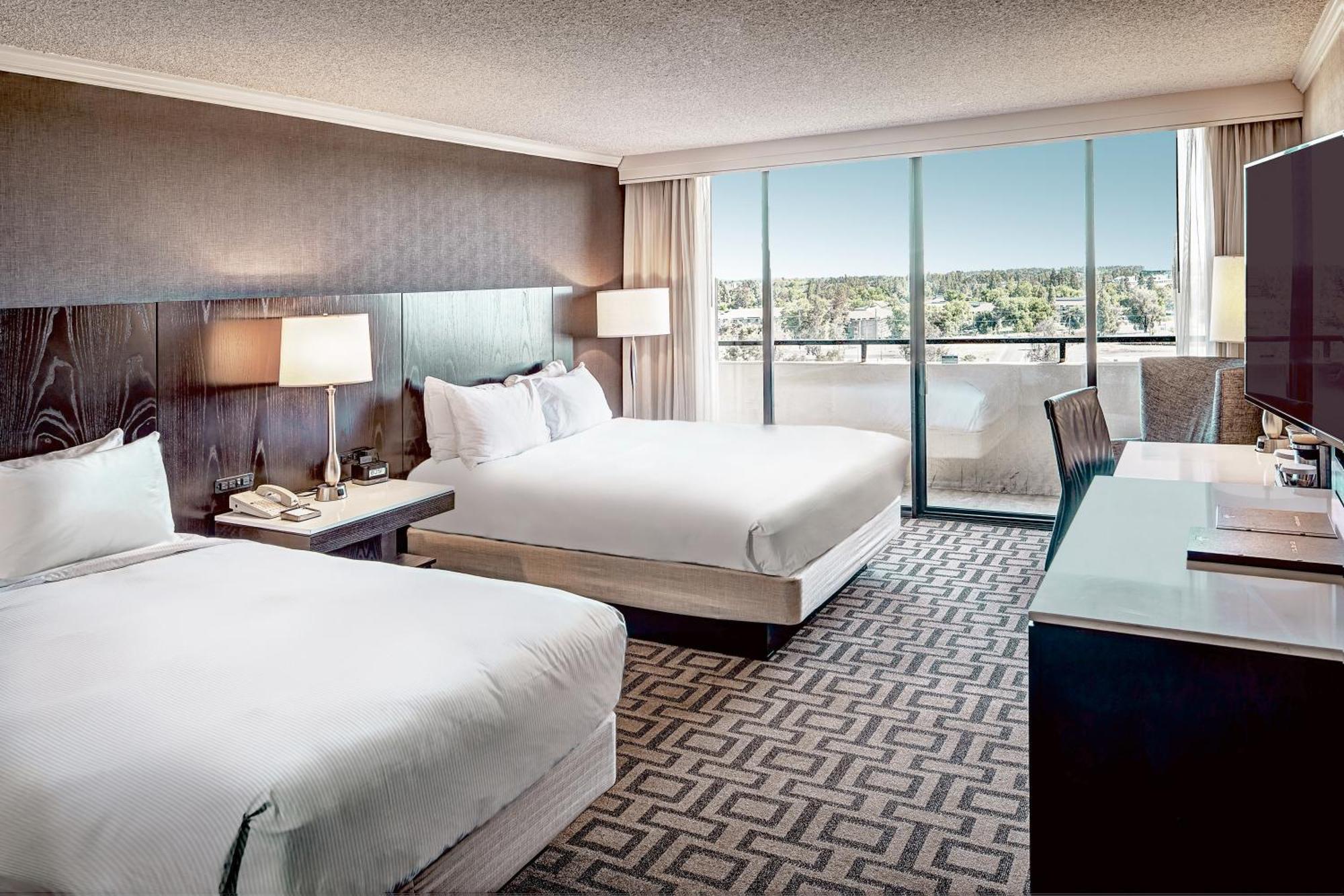 Отель Hilton Sacramento Arden West Экстерьер фото